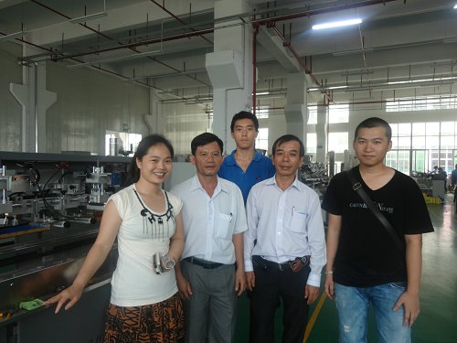 Vietnam Customers training on automatic glass bottles screen printing machine